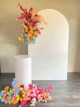Load image into Gallery viewer, Package hire includes 2 flowers + 1 backdrop +1 plinth