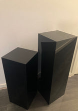 Load image into Gallery viewer, Package hire mesh + no mesh backdrop + 2 plinths + sign (not included balloons garland)