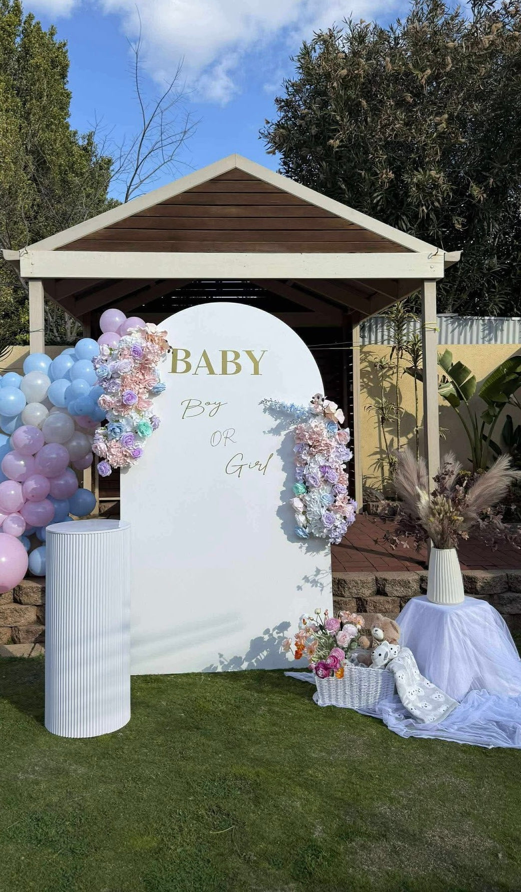 Package includes 1 backdrop 2.15mH x 1.2mW +1 ripple plinth +2 flowers (no balloons & decals)