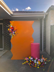 Wavy orange backdrop + 2 flowers + 1 plinth package