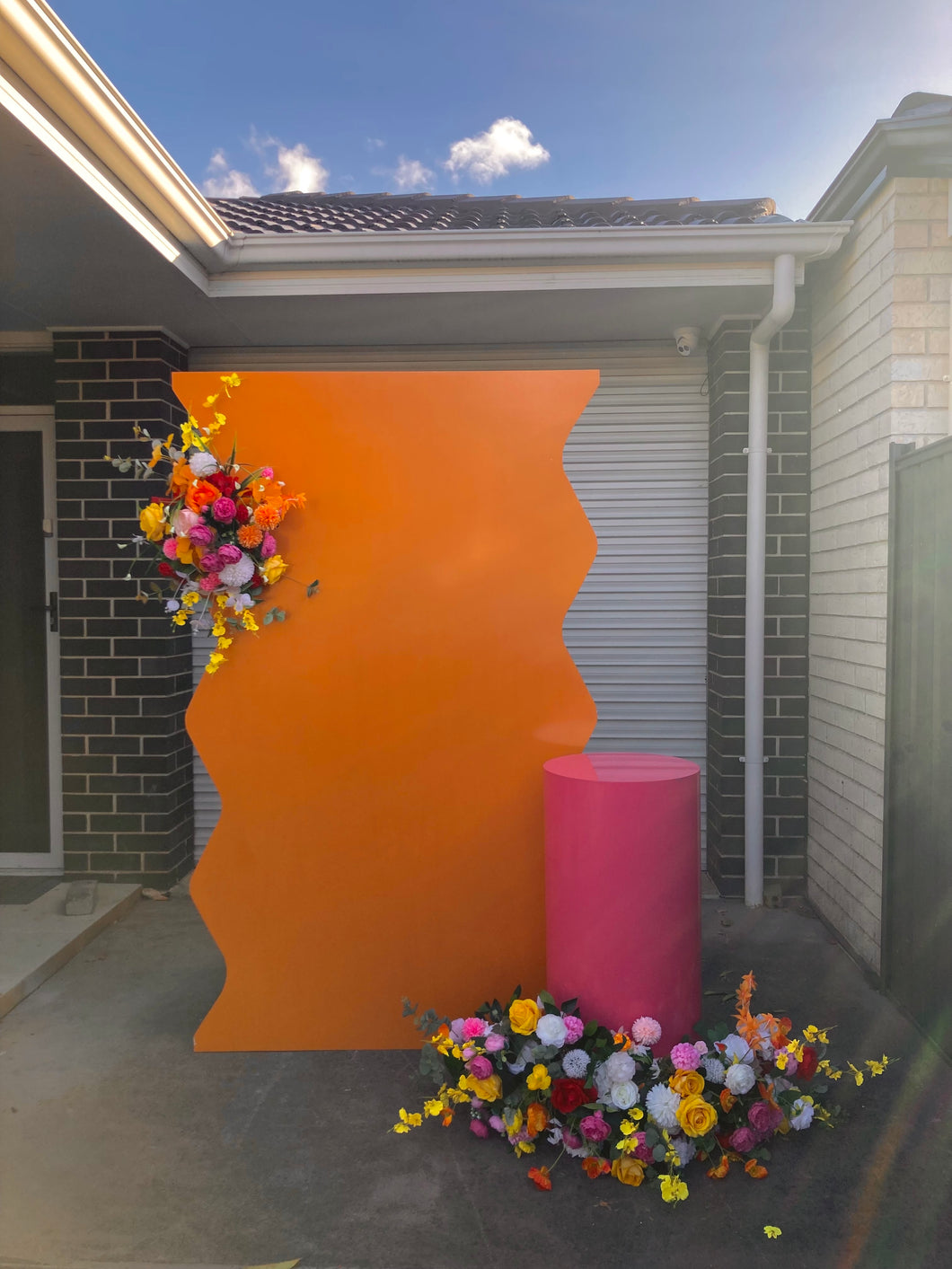 Wavy orange backdrop + 2 flowers + 1 plinth package