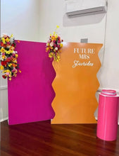 Load image into Gallery viewer, Package hire 2 MDF wooden backdrops + 1 plinth + 2 flowers
