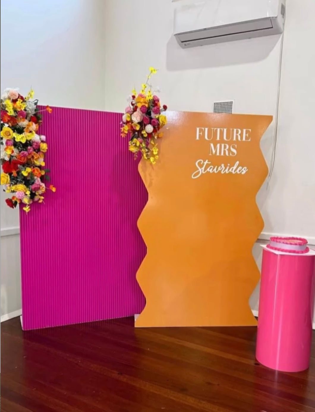 Package hire 2 MDF wooden backdrops + 1 plinth + 2 flowers