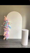 Load image into Gallery viewer, Package Hire includes 1 flowers + 1 backdrop + 1 ripple plinth
