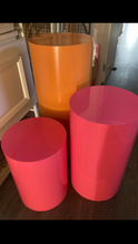 Load image into Gallery viewer, Package hire mesh + no mesh backdrop + 2 plinths + sign (not included balloons garland)
