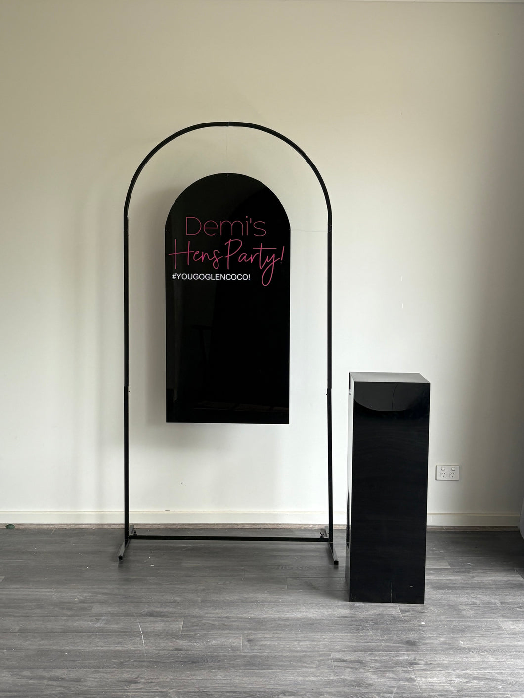 Arch frame 2m H x 1m W + plain sign 1.2m H ( not include decals, plinth)