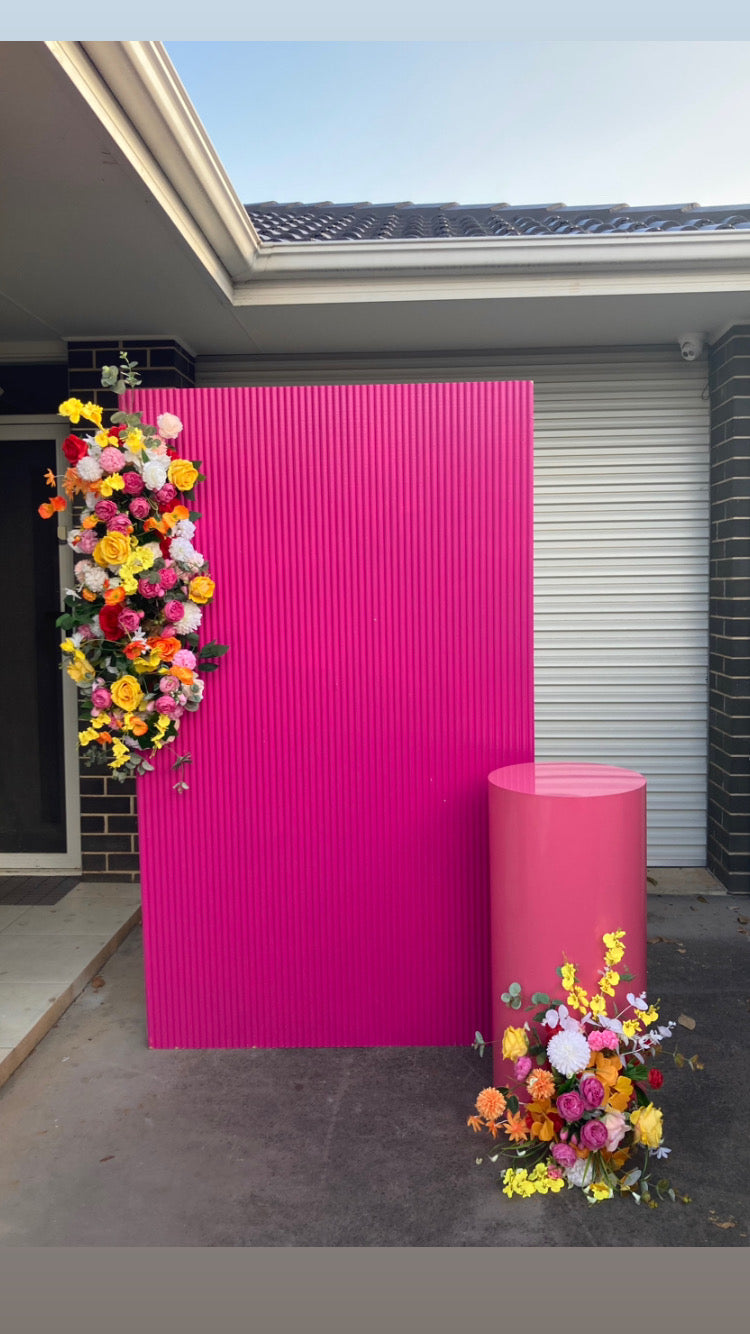 1 Ripple backdrop + 1 plinth + 2 artificial flowers