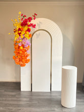 Load image into Gallery viewer, Package Hire includes 1 flowers +1 backdrop +1 ripple plinth
