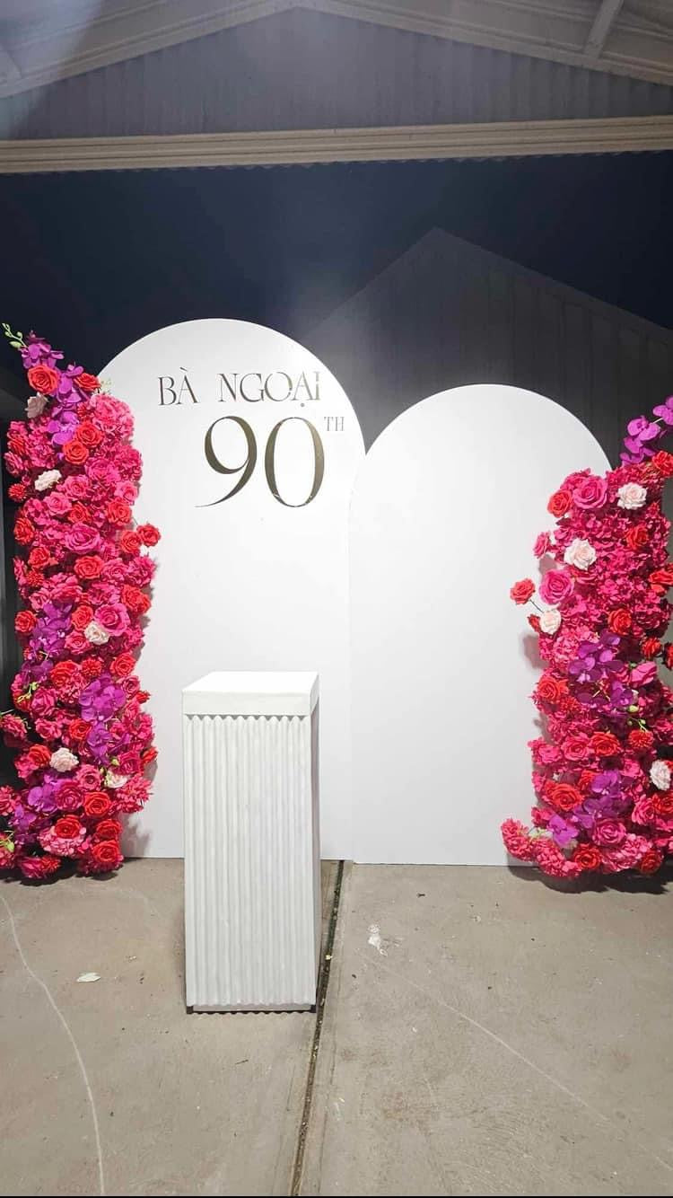 Package Hire includes 2 MDF Wooden backdrops + 1 plinth + 2 flowers